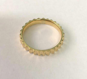 Narrow brass wheel ring. SG0189